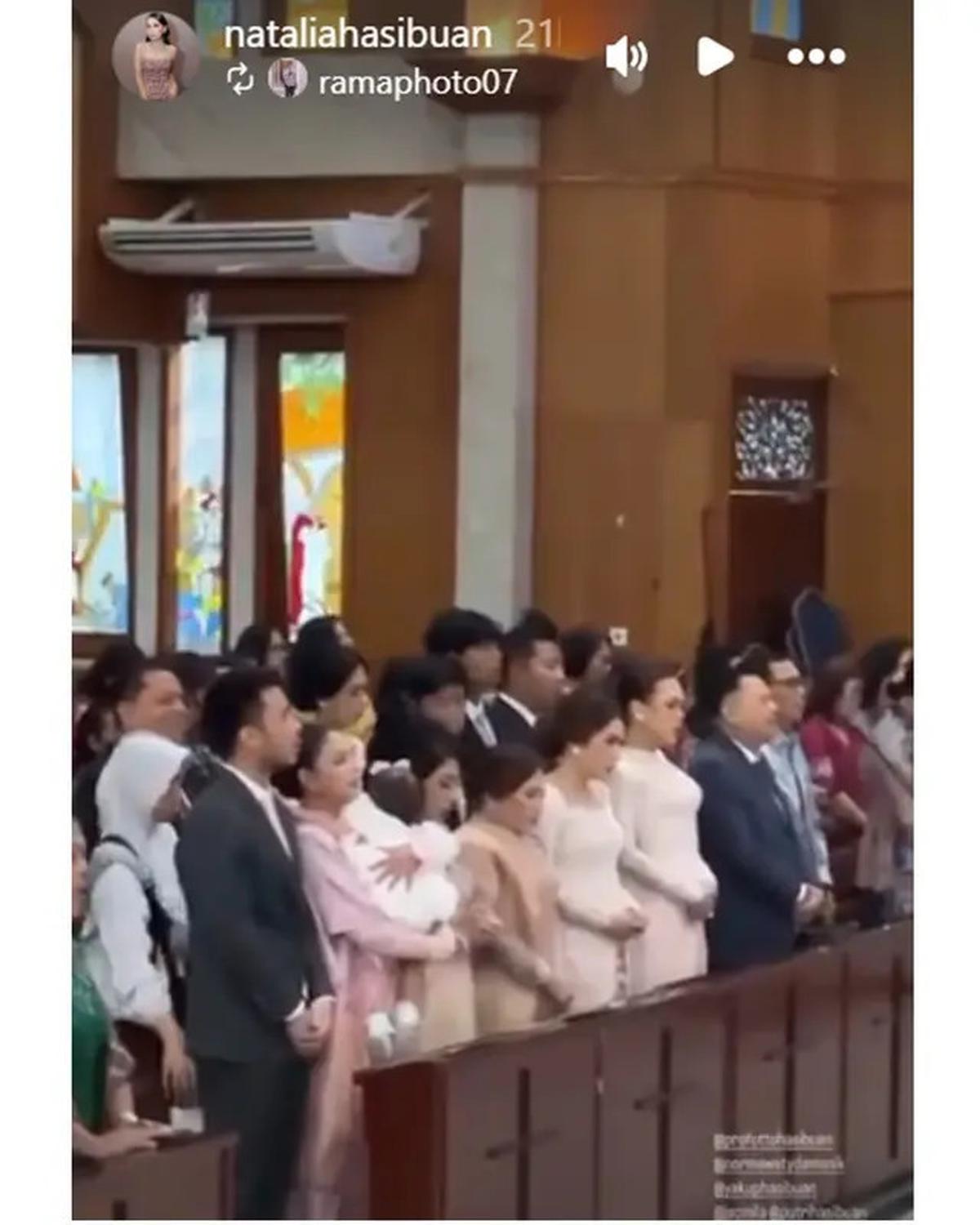 6 Potret Jessica Mila di Pembaptisan Putrinya, Padukan Songket dan Kebaya Pink