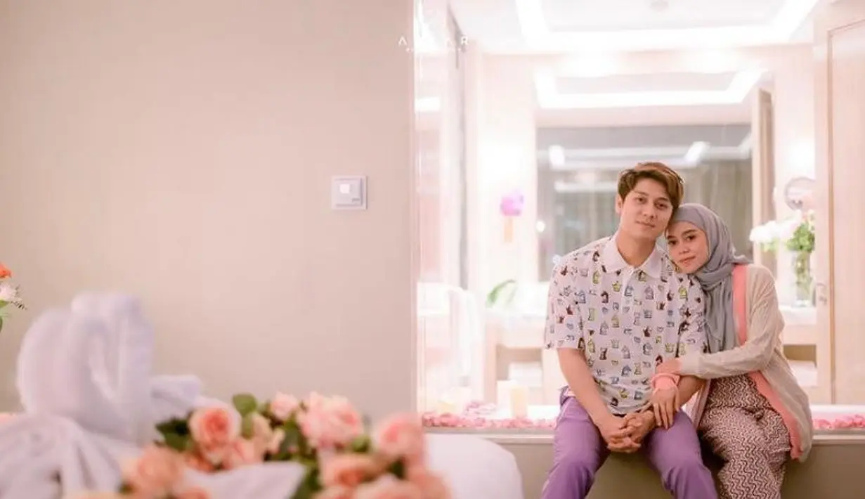 Pernikahan pasangan artis Lesti Kejora dan Rizky Billar genap berusia satu tahun pada Jumat (19/8/2022) lalu. Keduanya pun merayakan momen bahagia ini di salah satu hotel mewah. (Instagram/askar_photography/lestykejora).