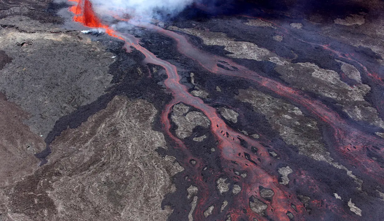 Lava pijar yang keluar dari kawah Gunung Piton de la Fournaise, La Reunion, Prancis, Rabi (1/2). Gunung tersebut kembali meletus pada Selasa (31/1) malam waktu setempat dan terus menyemburkan lava pijar. (AFP Photo/Richard Bouhet)