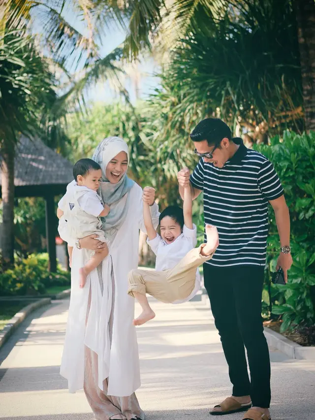 [Fimela] Dude Harlino dan Alyssa Soebandono