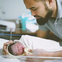 Kabar gembira dari pasangan Shireen Sungkar dan Teuku Wisnu. Shireen baru saja melahirkan anak ketiga berjenis kelamin perempuan yang diberinama Cut Shafiyyah Mecca Al-Fatih. (instagram/teukuwisnu)