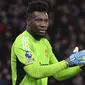 Kiper Manchester United, Andre Onana saat menghadapi Wolverhampton Wanderers pada laga pekan ke-22 Premier League 2023/2024 di Molineux Stadium, Wolverhampton, Kamis (1/2/2024). (AP Photo/Rui Vieira)