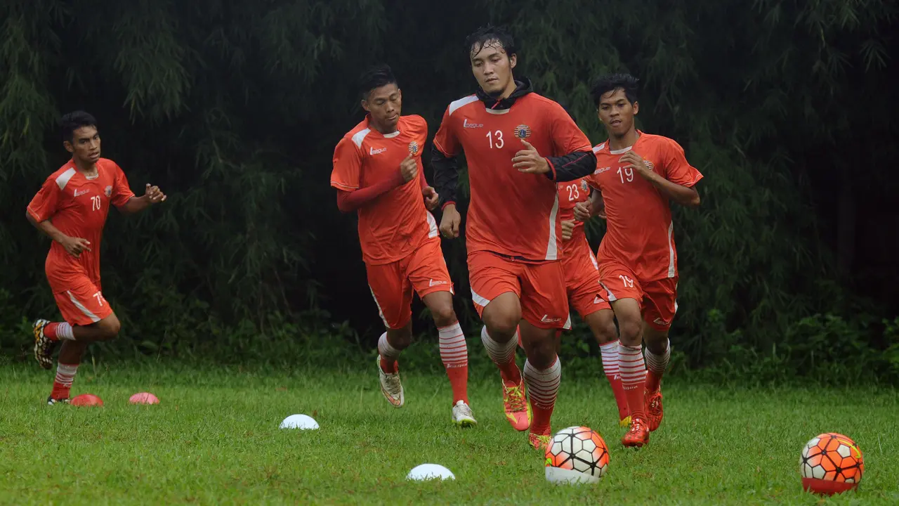 Pemain Persija Gunawan Dwi Cahyo (depan) berlari saat latihan di NYTC Sawangan, Depok (24/2/2016). Latihan ini persiapan Persija mengarungi turnamen Piala Bhayangkara dan Indonesia Super Competition (ISC) 2016.