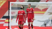 Reaksi striker Liverpool, Mohamed Salah, pada pertandingan Liga Inggris 2020/2021 melawan Fulham di Stadion Anfield, Minggu (7/3/2021). (AFP/Clive Brunskill)