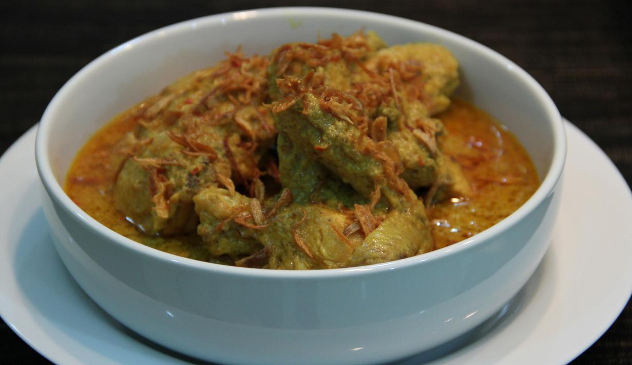 Pasangan yang paling pas dengan ketupat saat Hari Raya Lebaran Idul Fitri adalah opor ayam. Empuknya daging ayam yang menyatu dengan gurihnya kuah santan membuat masakan ini sangat cocok dipadukan dengan ketupat yang legit. (Istimewa)