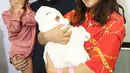 Rumah tangga Olla Ramlan dan Aufar Hutapea tengah berbahagia. Pasalnya, pasangan ini baru saja dikaruniai seorang putri yang dilahirkan melalui proses caesar pada Jumat (3/11). (Bambang E. Ros/Bintang.com)