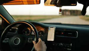 Ilustrasi penggunaan parfum gantung di spion mobil. ©Maksim Goncharenok/Pexels.com.