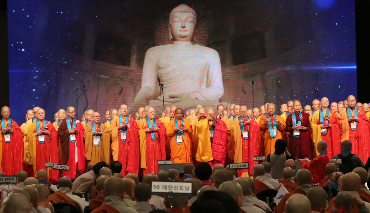 Biksu wanita berdoa selama Konferensi Perdamaian Bhikkhuni Buddha Dunia di Seoul, Korea Selatan (12/4). Diberitakan, Presiden Korsel Moon Jae-in akan mengadakan pertemuan dengan Pemimpin Korut Kim Jong-un. (AP Photo / Ahn Young-joon)