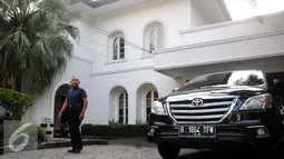 Seorang satpam yang menjaga rumah Gubernur Sulawesi Tenggara Nur Alam di Jalan Mikasa D2, Kuningan, Jakarta, Selasa (23/8). KPK menggeledah rumah tersebut terkait kasus dugaan tindak pidana korupsi penerbitan izin pertambangan. (Liputan6.com/Helmi Afandi)