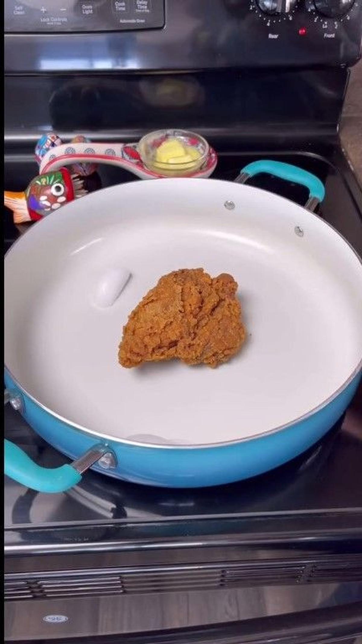 Masukkan Ayam dan Es Batu ke dalam Wajan