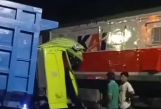 Kecelakaan kereta api kembali terjadi, kali ini di perlintasan sebidang daerah Kota Blitar. (Foto: Tangkapan Layar Sosmed)