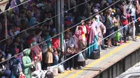 Sejumlah calon penumpang menunggu kedatangan KRL Commuter Line di Stasiun Tanah Abang, Jakarta, Sabtu (7/3/2020). Masuknya virus Corona atau Covid-19 di Indonesia belum mempengaruhi minat masyarakat untuk tetap bepergian menggunakan transportasi umum. (Liputan6.com/Angga Yuniar)