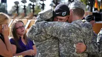 Tentara bersedih setelah insiden penembakan Fort Hood. (ABC.net.au)