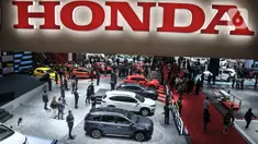 Suasana pembukaan pameran Indonesia International Motor Show (IIMS) 2023 di Jiexpo Kemayoran, Jakarta, Kamis (16/2/2023). IIMS 2023 yang berlangsung pada 16-26 Februari menghadirkan 165 brand otomotif mencakup merek kendaraan roda empat, roda dua, dan kendaraan listrik. (merdeka.com/Iqbal S. Nugroho)