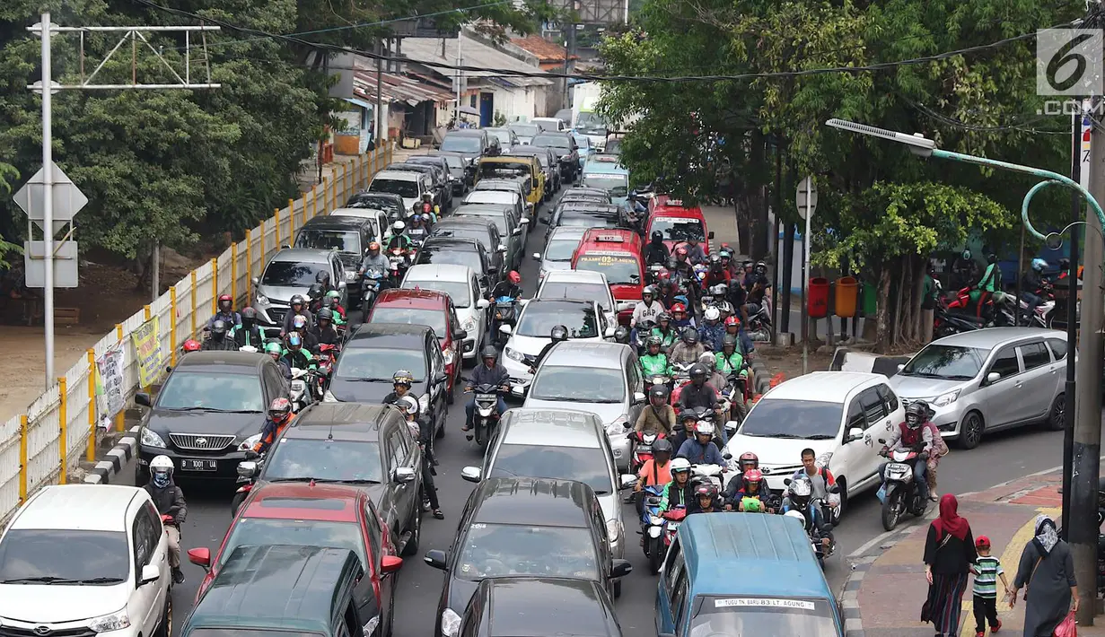 Pemandangan kendaraan terjebak macet saat melintas di kawasan Lenteng Agung, Jakarta Selatan, Minggu (23/9). Kurang tegasnya petugas menertibkan angkot yang mengetem sembarangan memperparah kemacetan di kawasan tersebut. (Liputan6.com/Immanuel Antonius)