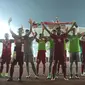 Pemain Timnas Indonesia U-19 merayakan kemenangan atas Kamboja U-19 pada laga persahabatan di Stadion Patriot Candrabhaga, Bekasi, Rabu (4/10). Indonesia U-19 unggul 2-0. (Liputan6.com/Helmi Fithriansyah)