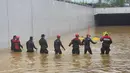 <p>Kementerian Dalam Negeri melaporkan sebanyak 33 orang tewas dan 10 lainnya hilang dalam hujan deras, sebagian besar terkubur oleh tanah longsor atau setelah jatuh ke dalam waduk yang banjir. (South Korea National Fire Agency via AP)</p>