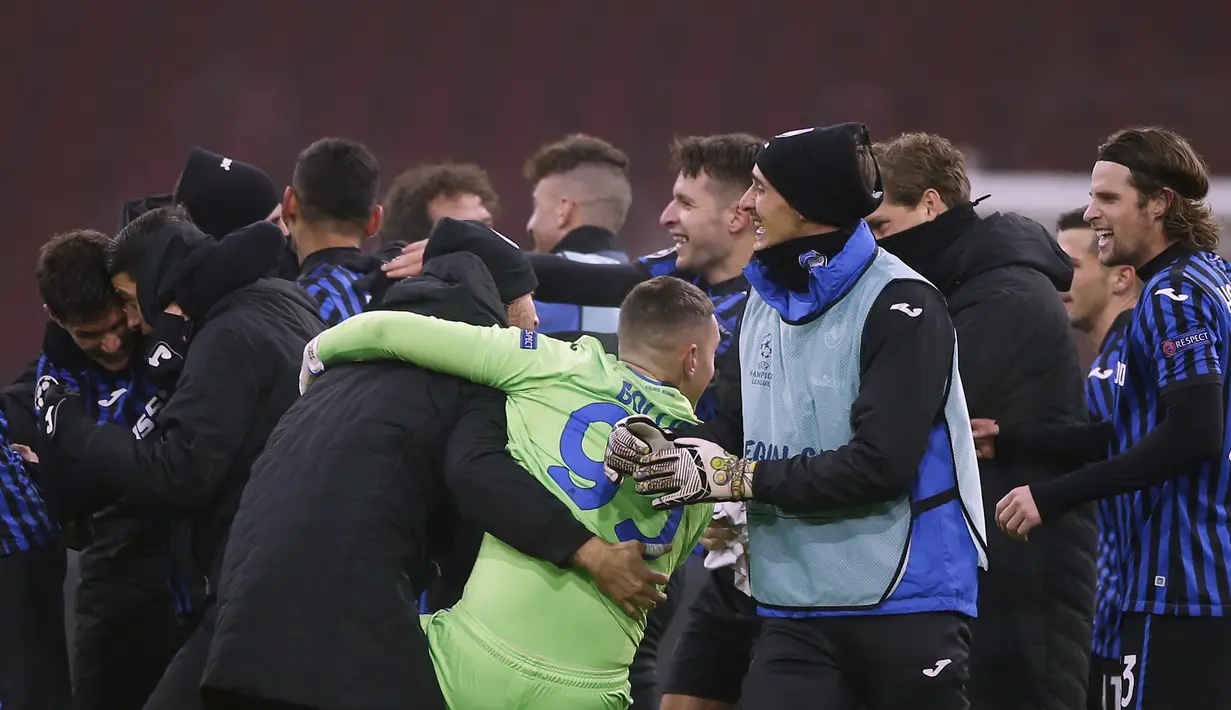 Para pemain Atalanta melakukan selebrasi di akhir pertandingan grup D Liga Champions usai mengalahkan Ajax di Johan Cruyff ArenA di Amsterdam, Belanda, Kamis (10/12/2020). Atalanta memenangkan pertandingan 1-0.  (AP Photo/Peter Dejong)