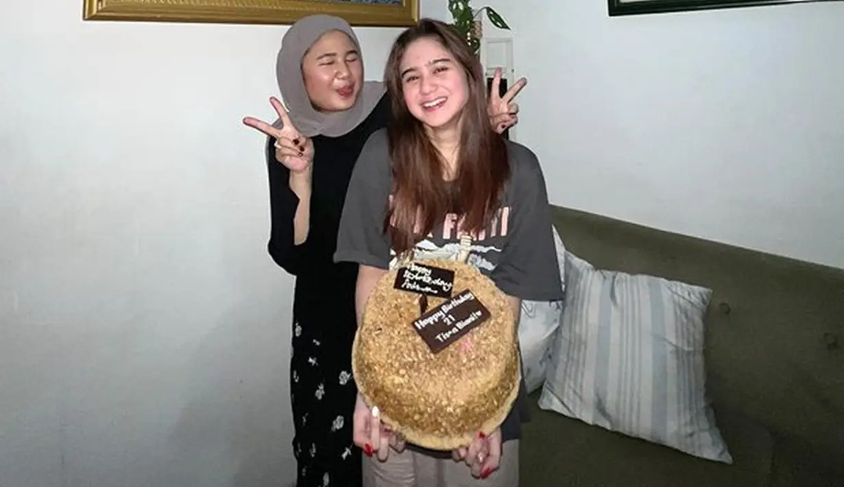 Meski sudah menikah, Alita Biani kakak Tissa tetap turut serta memberikan kejutan untuk adik semata wayangnya. Hanya dua bersaudara, kakak adik ini selalu saling dukung satu sama lainnya. Lewat Instagram pribadinya, Alita Biani unggah foto bareng sang adik dan sertakan tulisan hangat berupa ucapan selamat ulang tahun, doa, sekaligus harapan untuk Tissa. (Liputan6.com/IG/tissabiani)