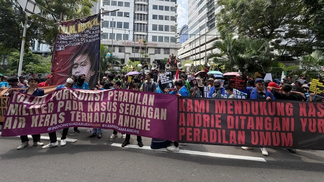 Sejumlah mahasiswa bersama koalisi masyarakat sipil menyuarakan aksi di depan gedung Mahkamah Konstitusi (MK).