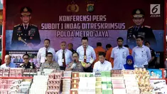 Kapolda Metro Jaya Irjen Gatot Eddy Pramono (tengah) memberikan keterangan dalam rilis kasus penyelundupan dan barang ilegal di Halaman Ditreskrimsus Polda Metro Jaya, Rabu (14/8/2019). Petugas Subdit I Reskrimsus Polda Metro Jaya berhasil mengamankan empat tersangka. (Liputan6.com/Faizal Fanani)