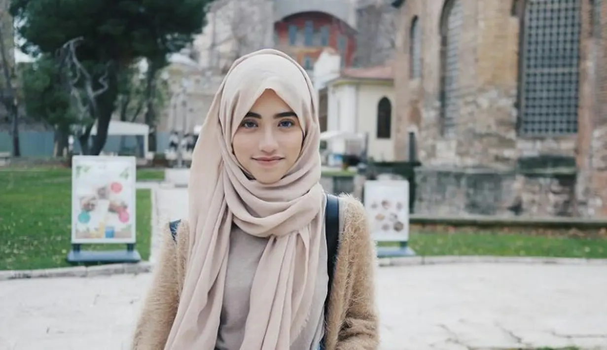 Bagi kamu yang masih remaja, bisa sontek gaya musim dingin ala influencer Shirin Al-Athruz ini. Padu padankan celana jeans dengan fur cardigan, top, dan pashmina warna beige yang lembut. (FOTO: Instagram.com/Shireenz).