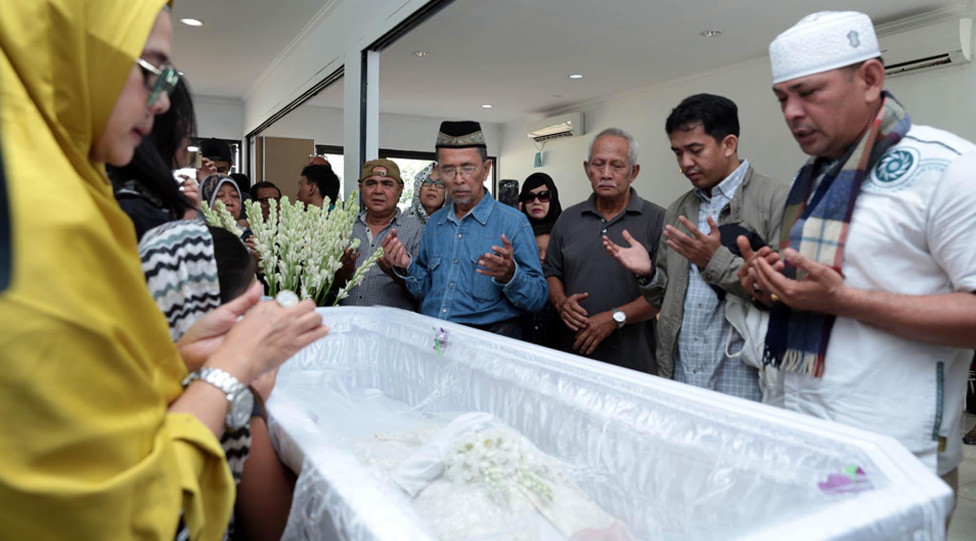 Dua Ritual Agama Pemakaman Yana Zein - News ...
