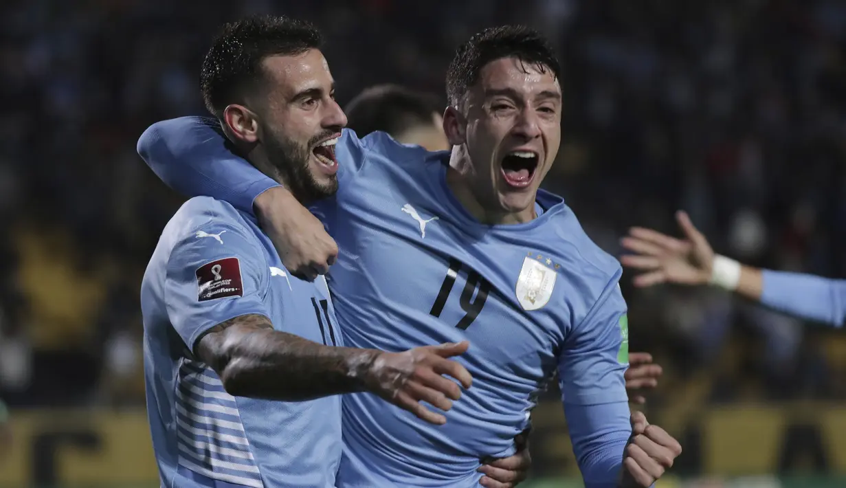 Gelandang Uruguay, Gaston Pereiro berselebrasi dengan Sebastian Coates setelah mencetak gol ke gawang Ekuador pada lanjutan Kualifikasi Piala Dunia 2022 zona Amerika Selatan di Estadio Campeón del Siglo, Jumat (10/9/2021). Uruguay menang tipis 1-0 lewat gol gasto Pereiro. (Raul Martinez/Pool via AP)