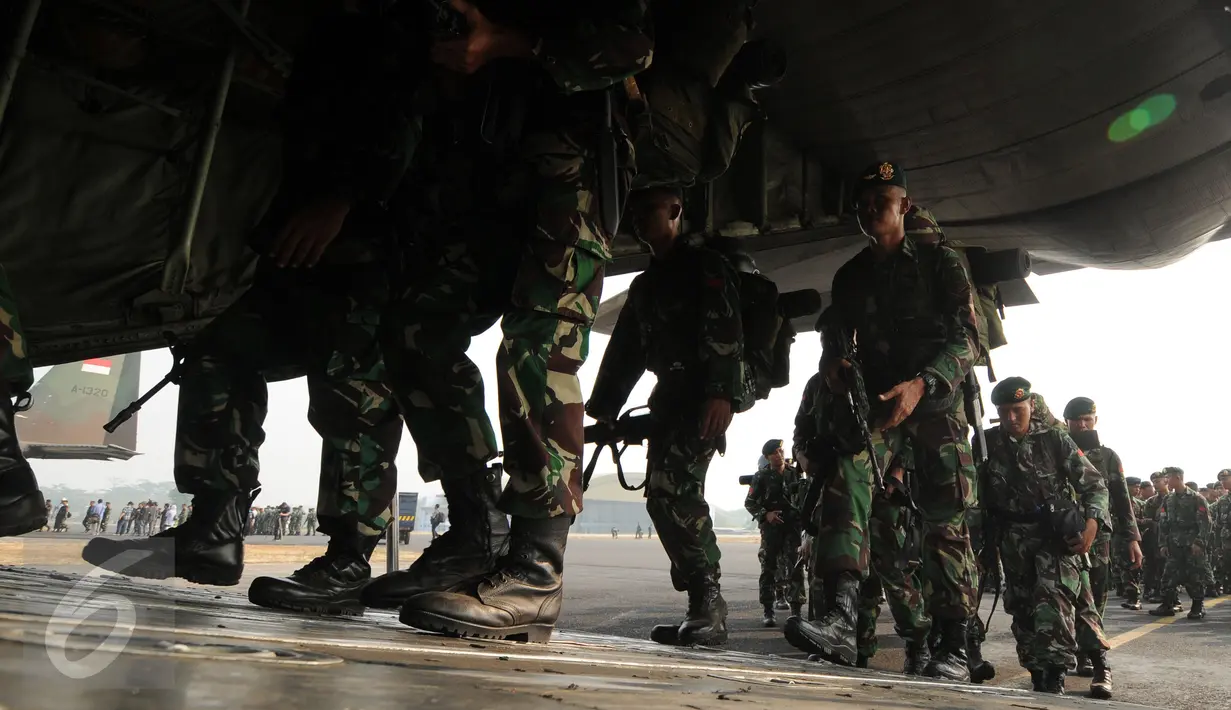 Anggota TNI yang tergabung dalam Satgas Pemadaman Kebakaran Hutan dan Lahan masuk ke pesawat Hercules di Lanud Halim Perdanakusuma Jakarta, Selasa (27/10). 1000 personil TNI kembali diberangkatkan untuk membantu BNPB. (Liputan6.com/Helmi Fithriansyah)