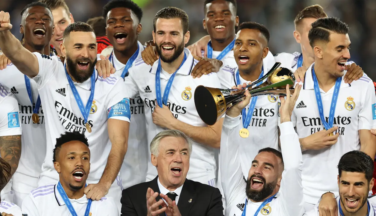 Para pemain Real Madrid berselebrasi sambil memegang trofi Piala Dunia Antarklub 2022 usai mengalahkan Al Hilal dalam laga final di Prince Moulay Abdellah Stadium, Rabat, Minggu (12/2/2023) dini hari WIB. Sebelum itu, Real Madrid pernah tiga kali menjadi juara Piala Interkontinental (turnamen sebelum adanya Piala Dunia Antarklub), yakni pada 1960, 1998, dan 2002. (Fadel Senna / AFP)