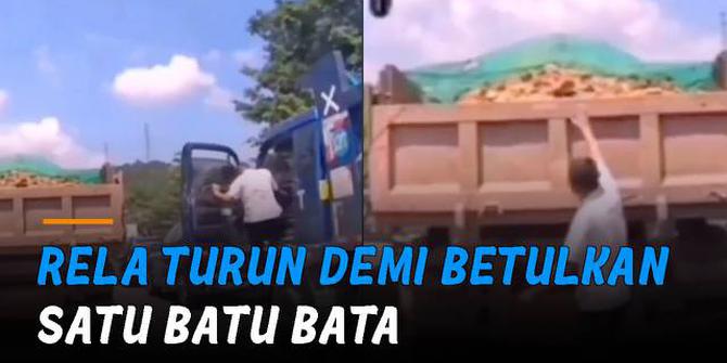 VIDEO: Aksi Mulia Sopir Truk, Rela Turun Demi Betulkan Satu Batu Bata
