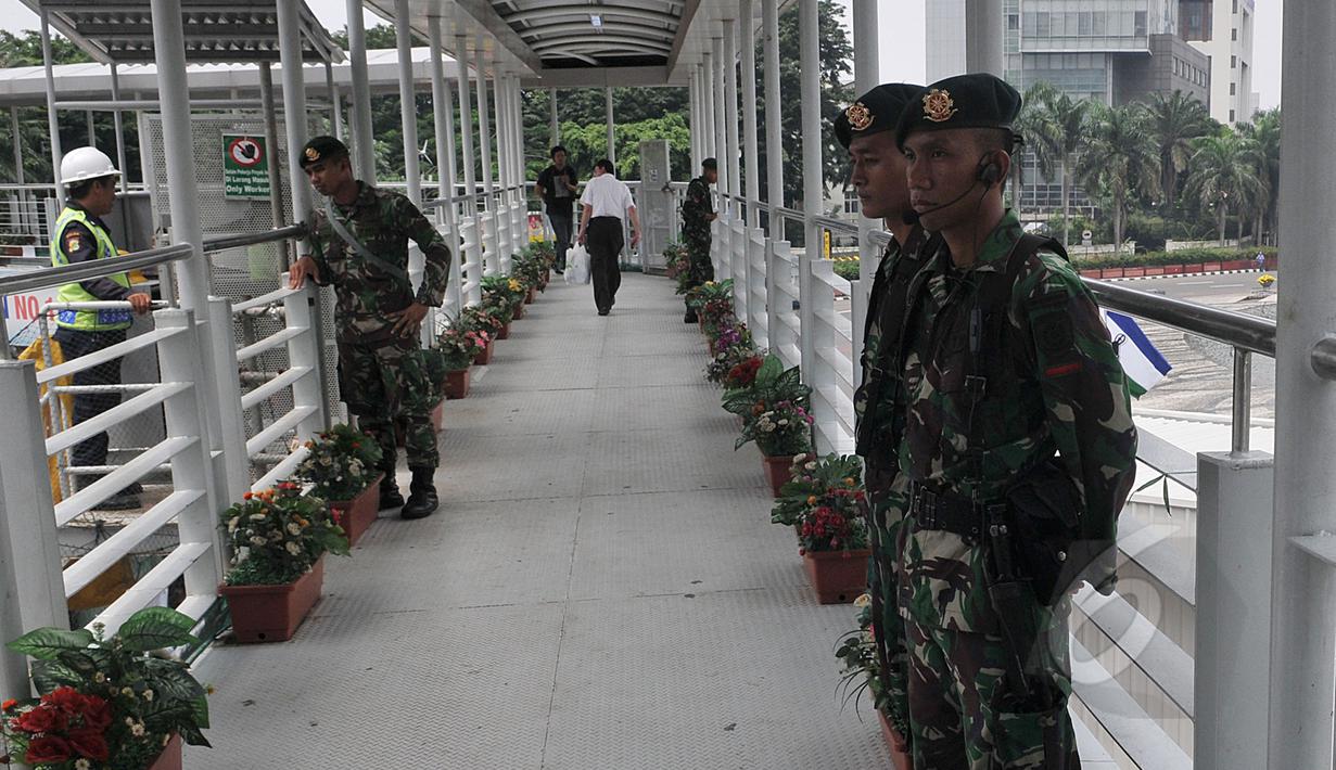 Sejumlah aparat keamanan disiagakan di jembatan penyeberangan orang (JPO) kawasan Bundaran HI, Jakarta, Sabtu (18/4/2015). Sterilisasi dilakukan di tempat-tempat umum yang dilalui peserta Konferensi Asia Afrika (KAA). (Liputan6.com/Johan Tallo)