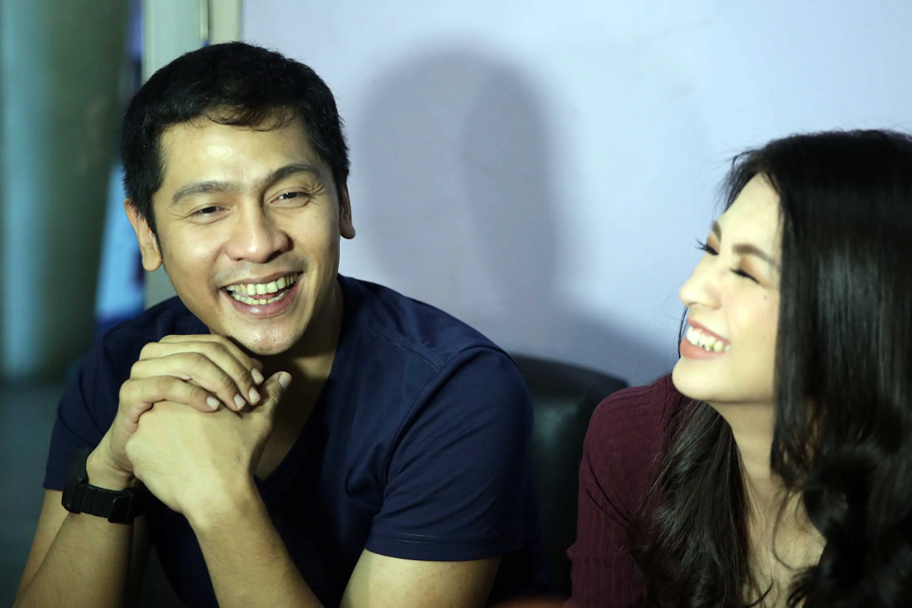 Ditengah kesibukannya, pasangan ini juga tetap memberikan waktu bersama buah hatinya. Keduanya juga tak segan-segan membawa buah hatinya ke tempat kerja. (Deki Prayoga/Bintang.com)