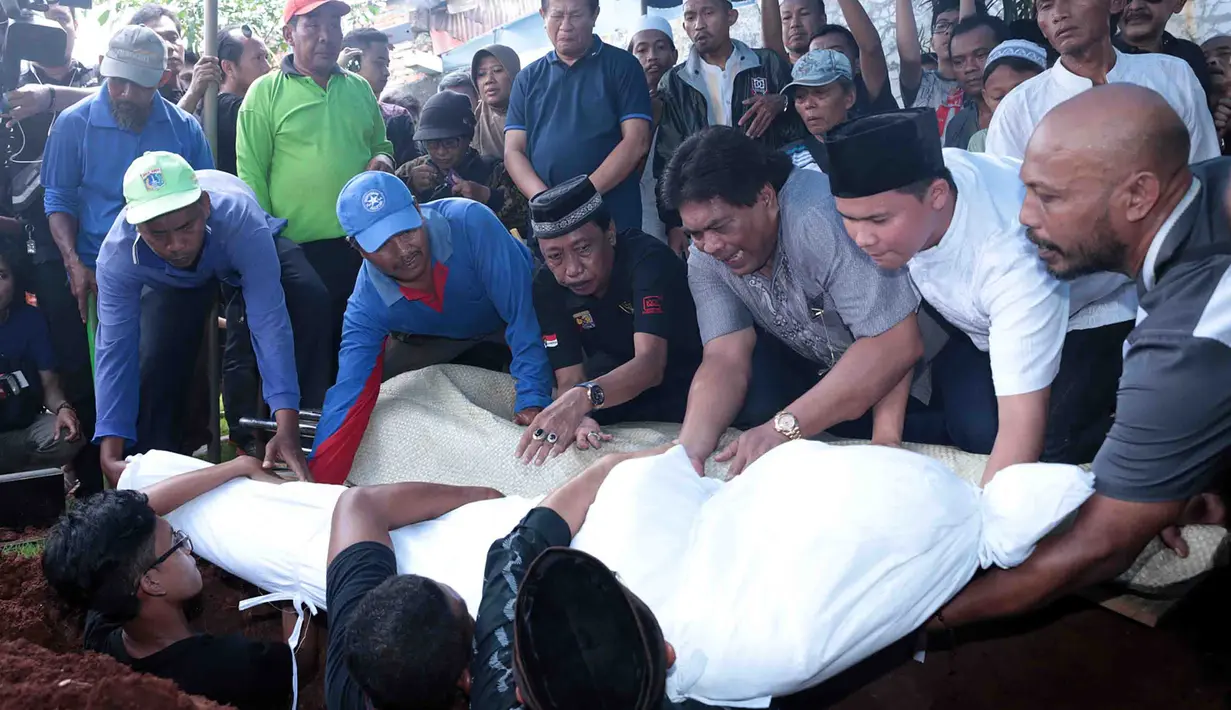 Sebelum dimakamkan, jenazah terlebih dahulu disalatkan di Masjid Al Iman yang letaknya juga tak jauh dari rumah Eko DJ usai menunaikan salat Zuhur. Tampak keluarga dan para sahabat hadir di sana. (Deki Prayoga/Bintang.com)