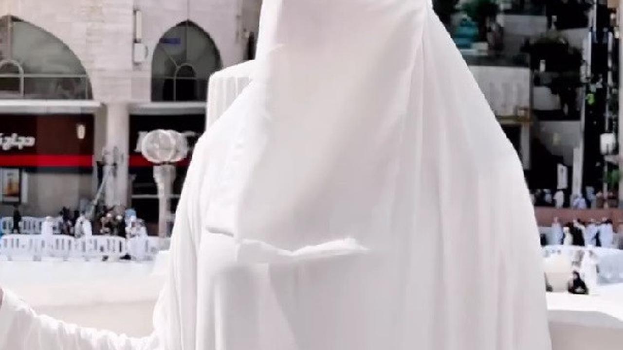 Celine Evangelista Pilih Tampil Bercadar saat Jalani Umrah Usai Mualaf, Dipuji Cantik bak Bidadari Surga