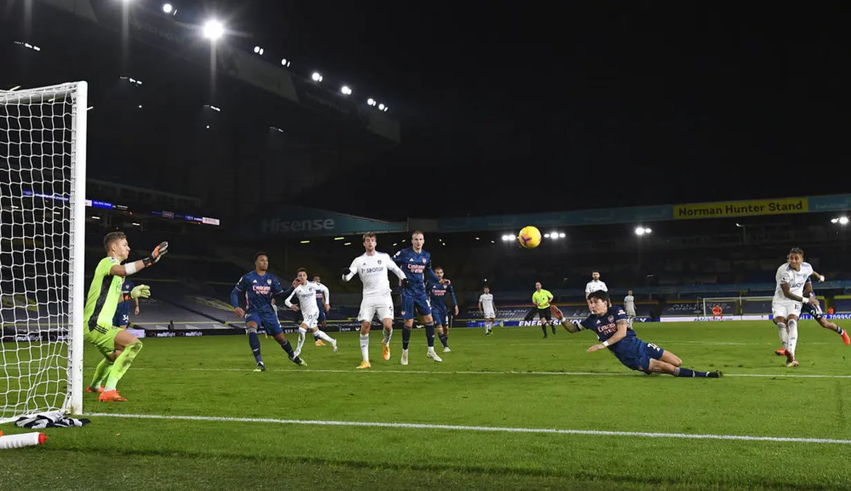 Pemain Leeds United Raphinha (kanan) menembak bola dan membentur tiang gawang Arsenal pada detik-detik akhir pertandingan Liga Premier Inggris di Stadion Elland Road, Leeds, Inggris, Minggu (22/11/2020). Pertandingan berakhir dengan skor 0-0. (Michael Regan/Pool Via AP)