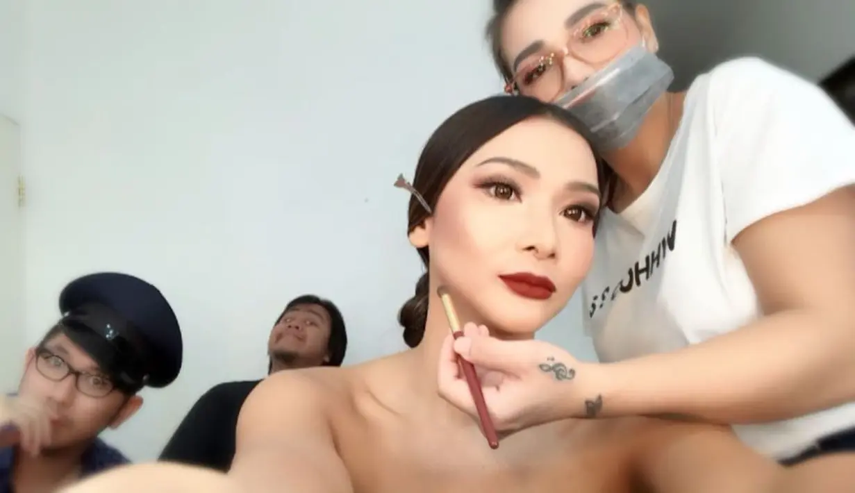 Mey Chan dikenal dengan gayanya yang casual dan santai. Namun, pada beberapa kesempatan, Mey Chan juga tampak anggun dengan makeup tebal. (Liputan6.com/IG/@ditaofficial.id).