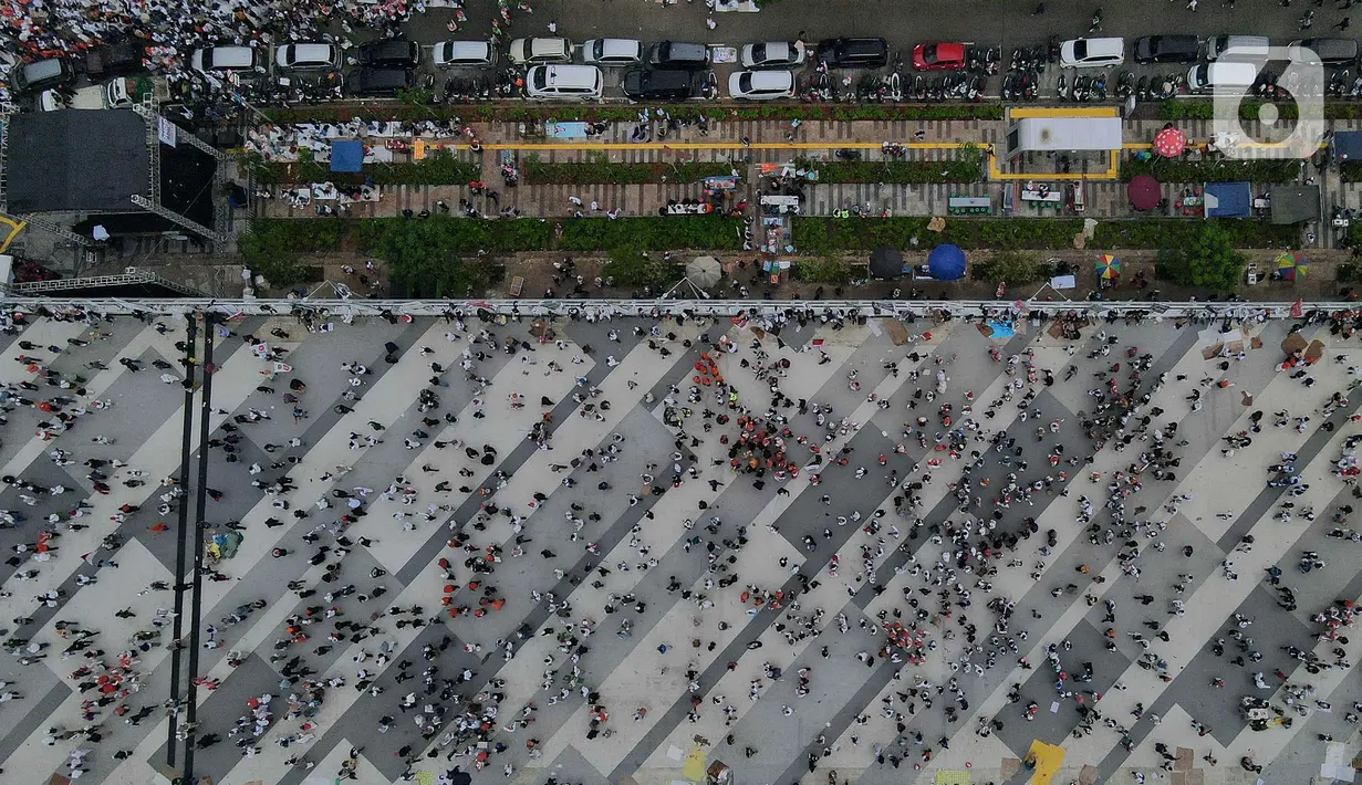 <p>Massa pendukung Calon Presiden dan Calon Wakil Presiden nomor urut 1 Anies Baswedan-Muhaimin Iskandar menghadiri kampanye akbar pasangan AMIN di Jakarta International Stadium (JIS), Sabtu (10/2/2024). (Liputan6.com/Herman Zakharia)</p>