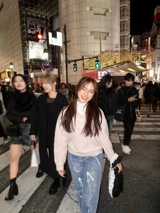 Fuji kenakan turtleneck putih dengan knitted sweater dan ripped jeans. Rambutnya diikat double half ponytail yang bikin rambut panjangnya tergerai rapi [@fuji_an]