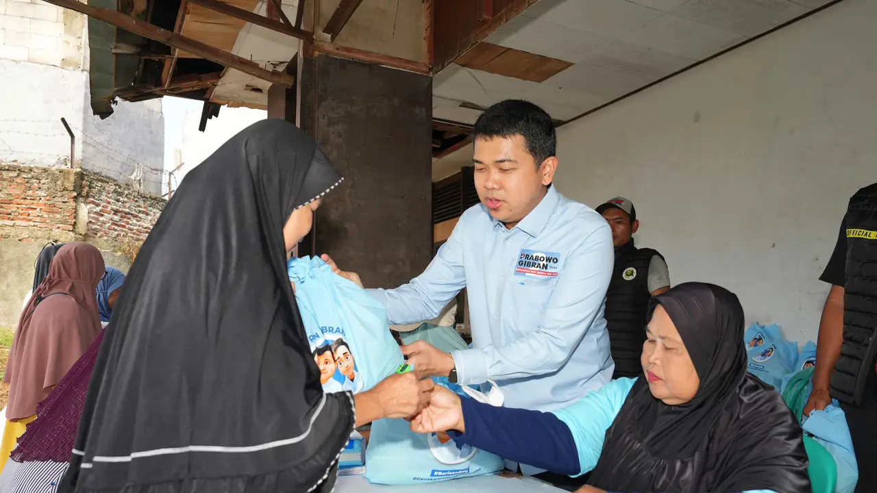 Ketua Dewan Pembina Barisan RFG Reza Fahlevi tengah membagikan paket tebus murah sembako di Aria Putra, Ciputat, Tangerang Selatan, Banten. (Istimewa)