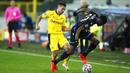Pemain Borussia Dortmund Raphael Guerreiro (kiri) berebut bola dengan pemain Brugge Clinton Mata pada pertandingan Grup F Liga Champions di Stadion Jan Breydel, Bruges, Belgia, Rabu (4/11/2020). Dortmund menang 3-0, Erling Haaland mencetak dua gol. (AP Photo/Francisco Seco)