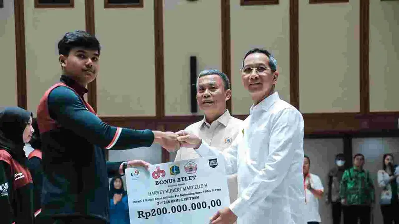 Pj Gubernur DKI Jakarta Heru Budi Hartono memberikan penghargaan kepada atlet Ibu Kota yang meraih prestasi pada ajang SEA Games ke-31 Vietnam 2022 lalu.