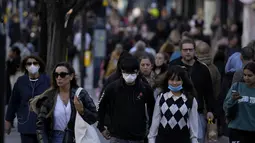 Orang-orang yang memakai masker berjalan di sepanjang area perbelanjaan Oxford Street di pusat kota London, Rabu (20/10/2021). Eropa menjadi satu-satunya wilayah di dunia dengan kenaikan kasus COVID-19 di mana Inggris, Rusia dan Turki menyumbang kasus terbanyak di Eropa. (AP Photo/Matt Dunham)