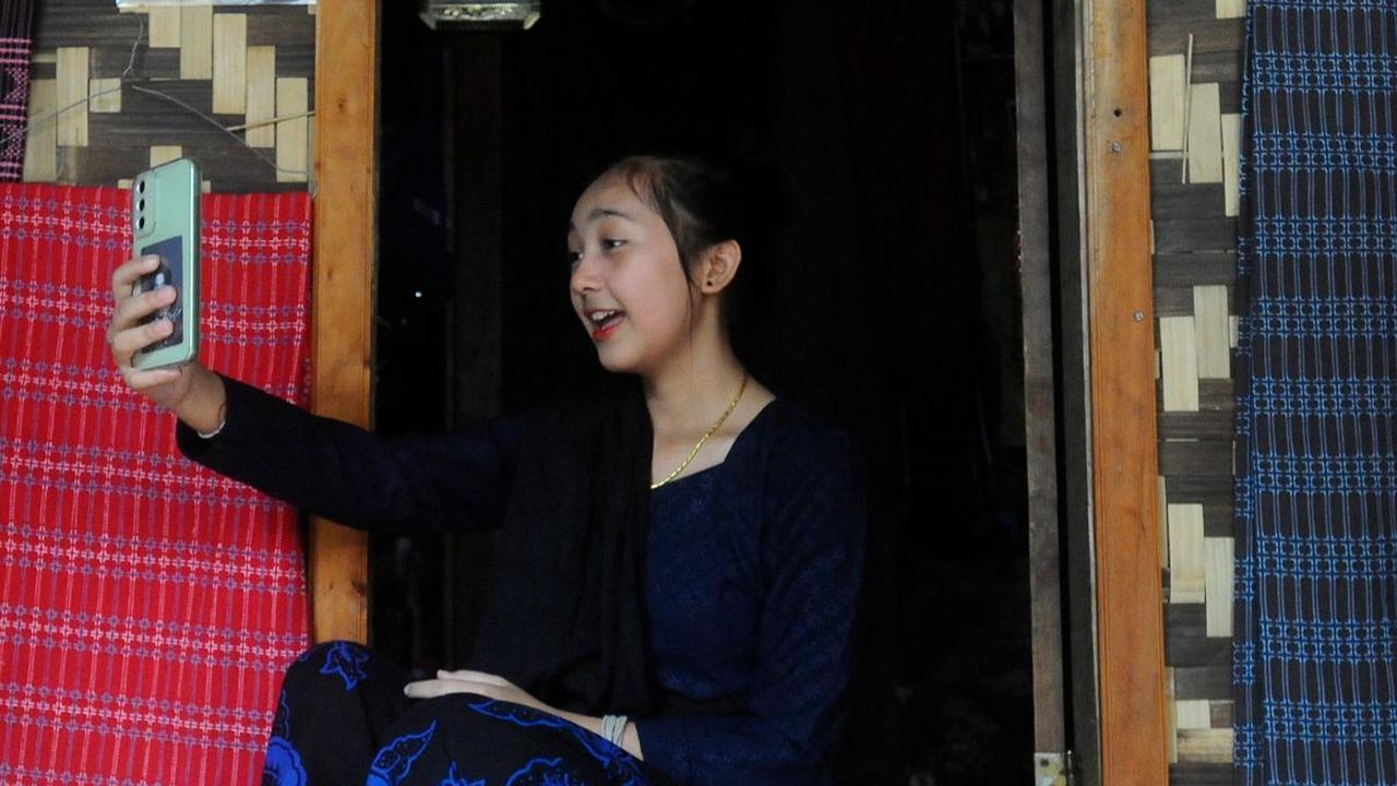 Seorang warga Baduy bernama Sarti berhasil mencuri perhatian dan viral di media sosial. Gadis cantik dari kampung Baduy Luar di kawasan Kadu Ketug 3, Leuwidamar, Lebak, Banten, itu menjadi seleb TikTok. Merdeka.com/Arie Basuki
