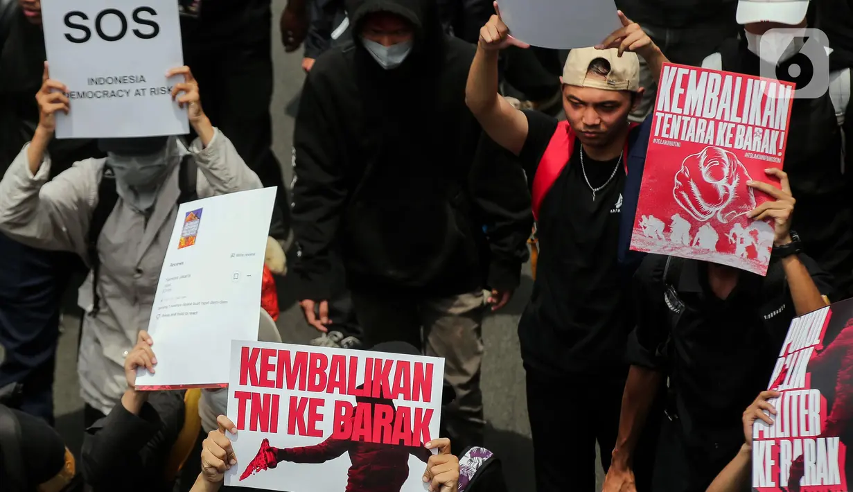 Mereka juga membawa spanduk-spanduk yang berisikan penolakan terhadap langkah DPR mengesahkan RUU TNI menjadi undang-undang. (Liputan6.com/Herman Zakharia)