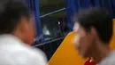 Jejak lemparan telur di kaca bus milik Madura United saat laga leg kedua semifinal championship series BRI Liga 1 2023/2024 melawan Borneo FC di Stadion Batakan, Balikpapan, Minggu (19/05/2024). (Bola.com/Bagaskara Lazuardi)