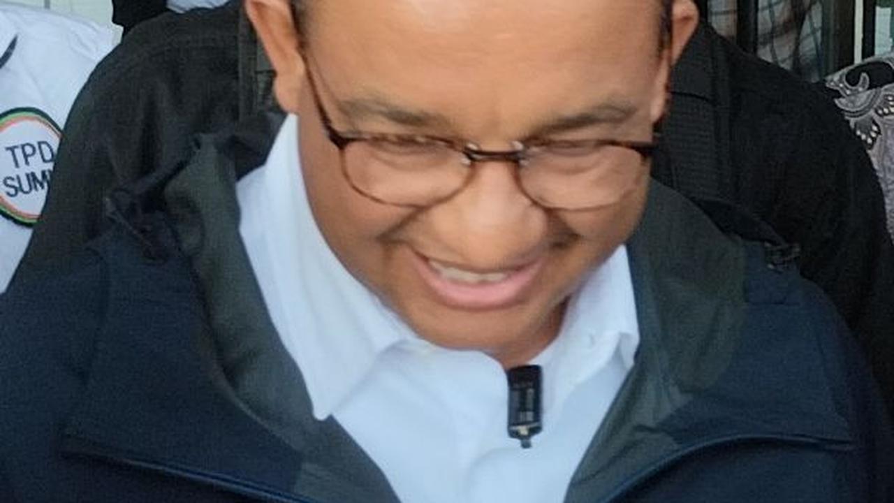 Kampanye Akbar di Tapanuli Selatan, Anies Sapa Pendukung dari Sunroof Mobil dan Diberi Penutup Kepala Ampu