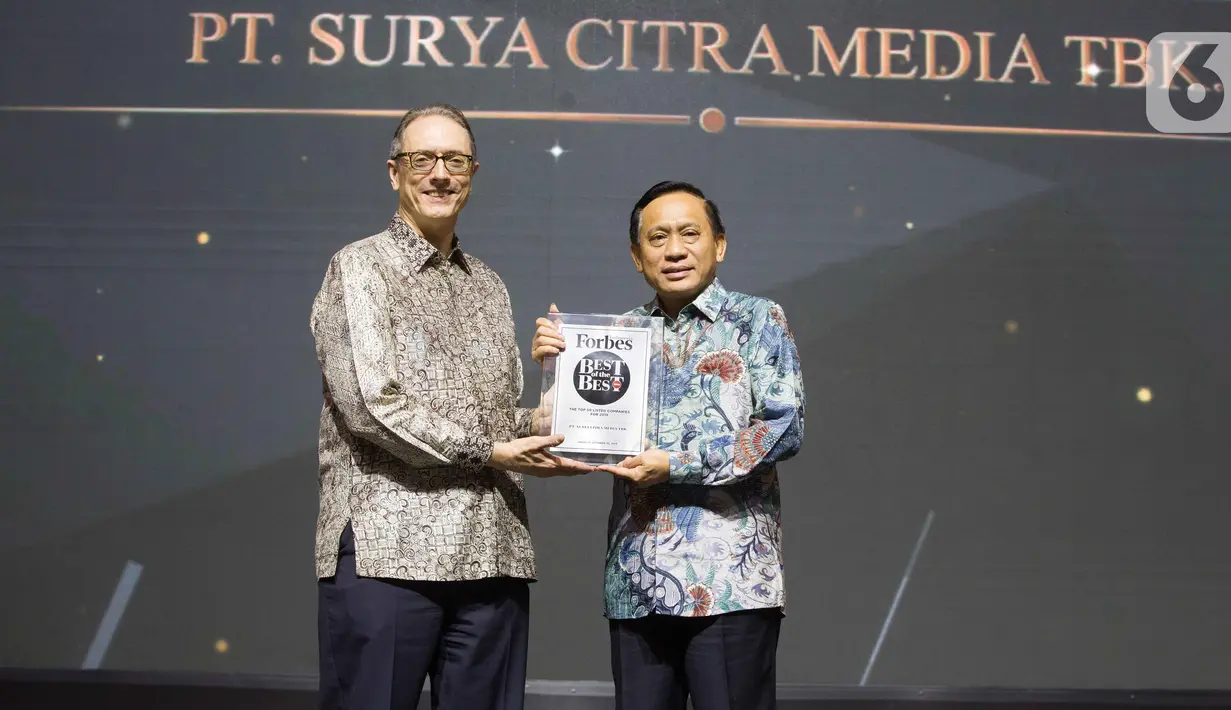 Direktur SCM, Imam Sudjarwo, menerima penghargaan dari Forbes Indonesia dalam acara bertajuk Best of the Best di Jakarta, Rabu (30/10/2019). SCM meraih penghargaan berkategori perusahaan dengan kapitalisasi pasar (market capitalization) di atas USD 1 miliar. (Liputan6.com/Faizal Fanani)