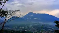 Pemandangan pegunungan yang terlihat dari Damar Langit. (Liputan6.com/Achmad Sudarno)