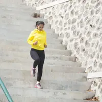 Olahraga naik turun tangga./Copyright shutterstock.com/g/oduaimages